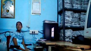 ممشوق الشقراء تقع على الأريكة مع الساقين مفتوحة على مصراعيها بالإصبع اجمل سكس امهات مترجم لها دمر كس